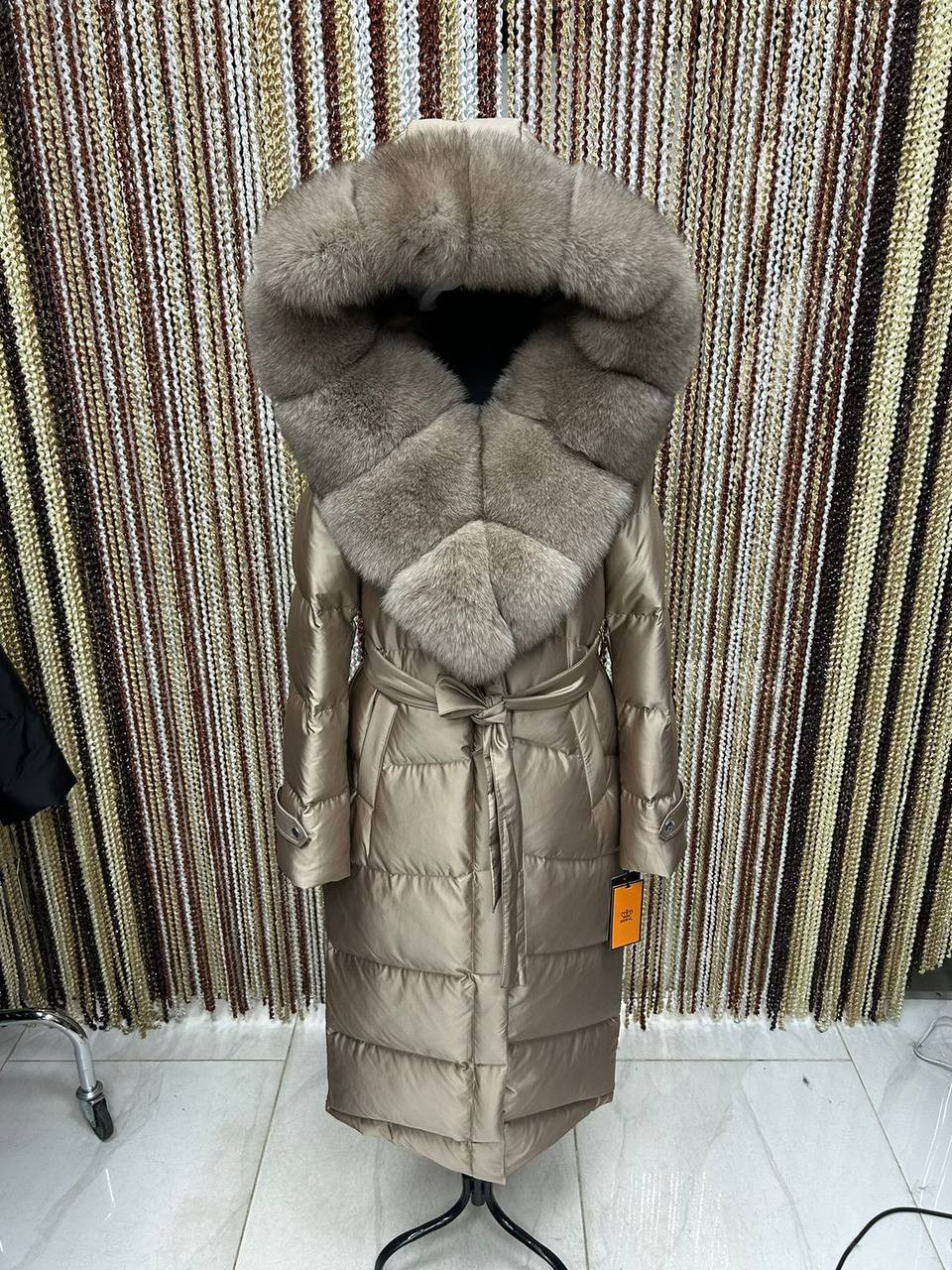 пуховик с натуральным мехом песца с капюшоном длина 120,пуховик с натуральным мехом,пуховик с натуральным мехом песца,куртка пуховик мех финиский песец с капюшоном,пуховик с мехом