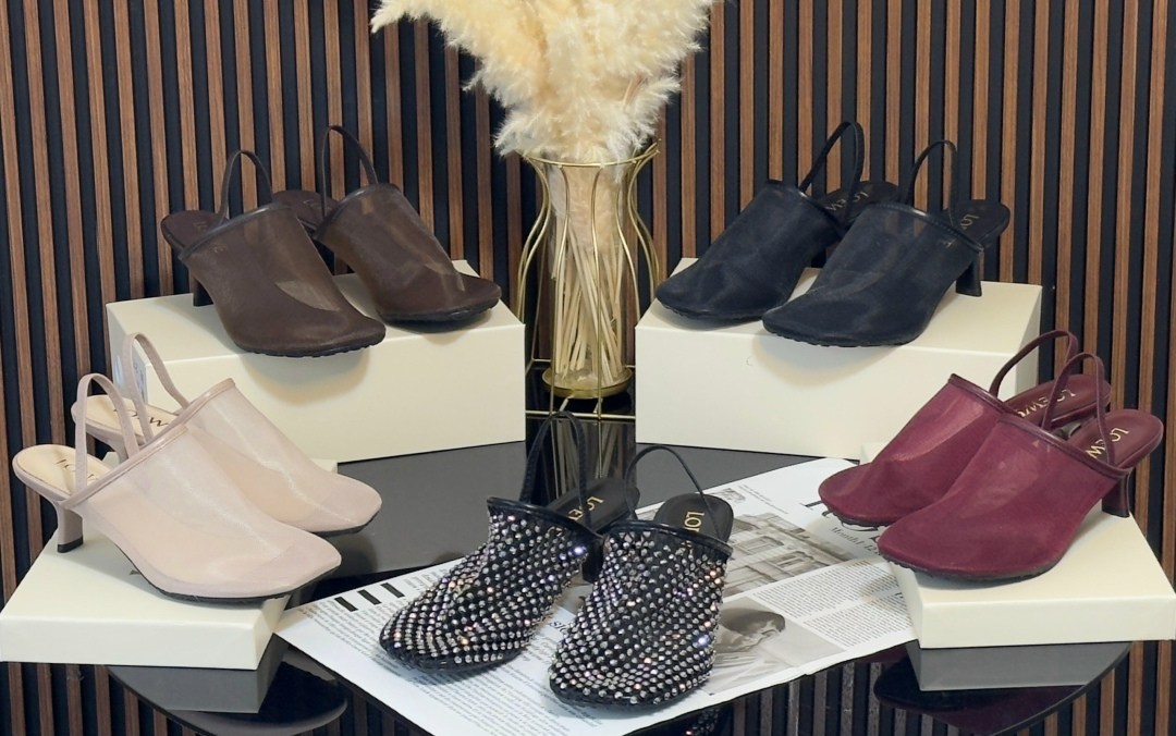 ,шлепанцы женские,модные шлепанцы,босоножки со стразами,черные босоножки