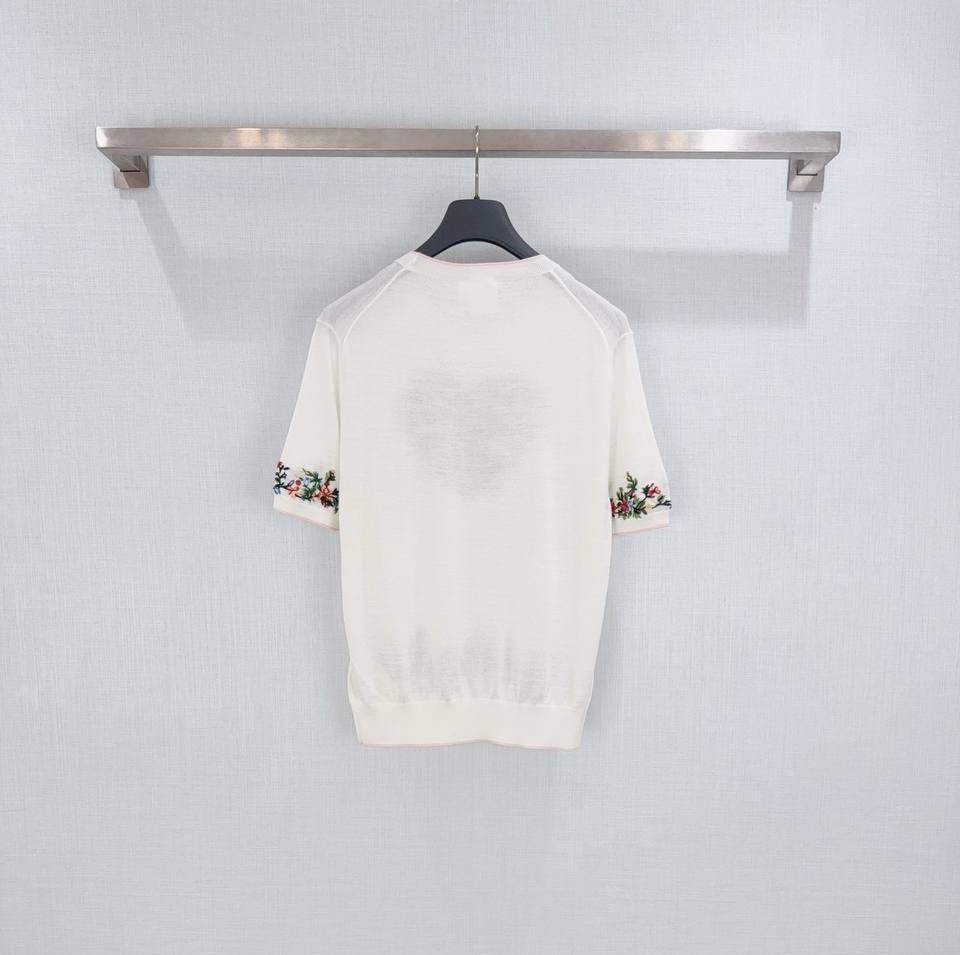 футболка с вышивкой,вышивка на футболке стиль,etro футболка с цветочной вышивкой белый,свитер с вышивкой,свитер для женщин