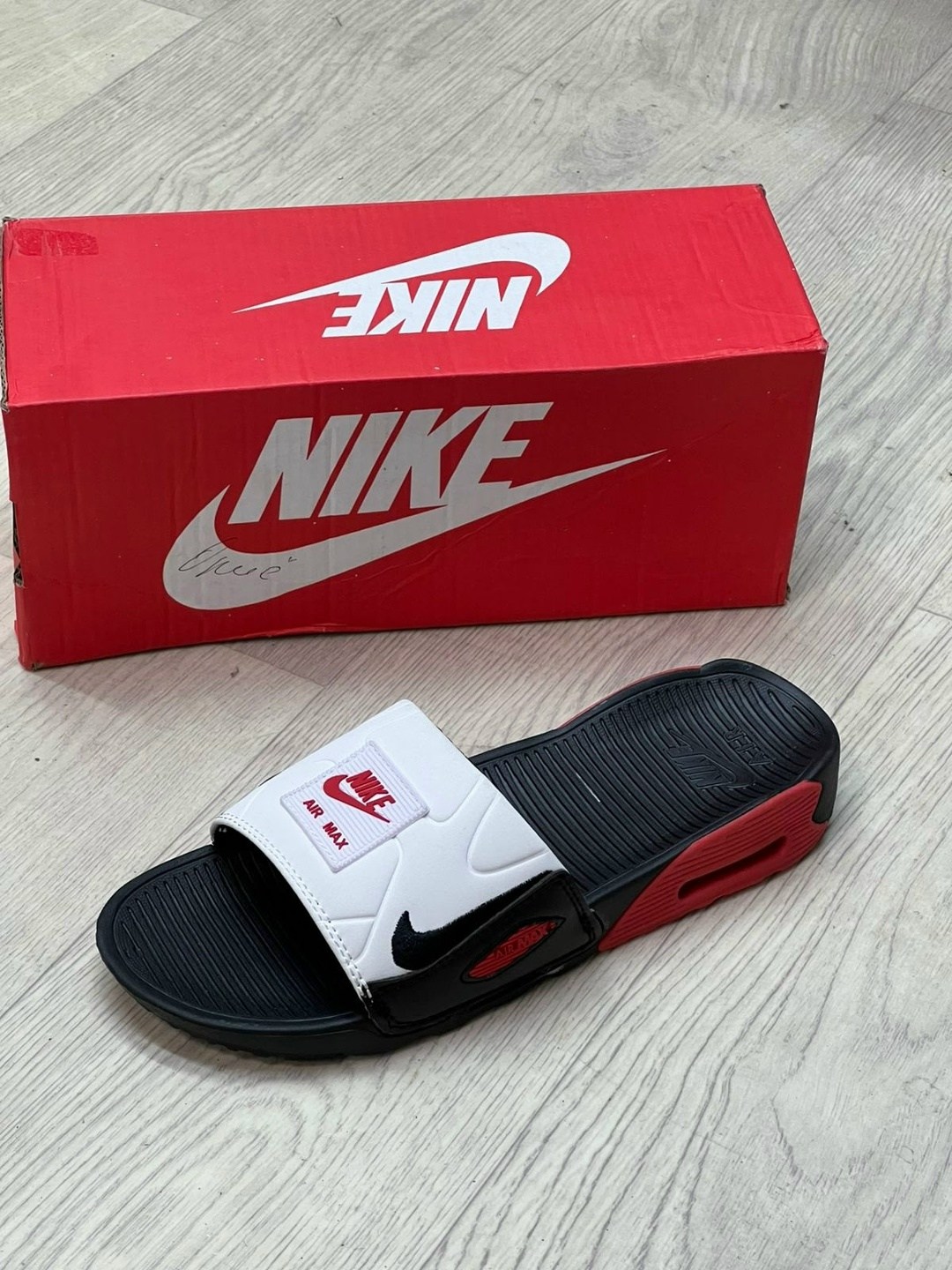 nike benassi jdi,шлепанцы мужские,модные шлепанцы,тапочки модные,шлепанцы nike