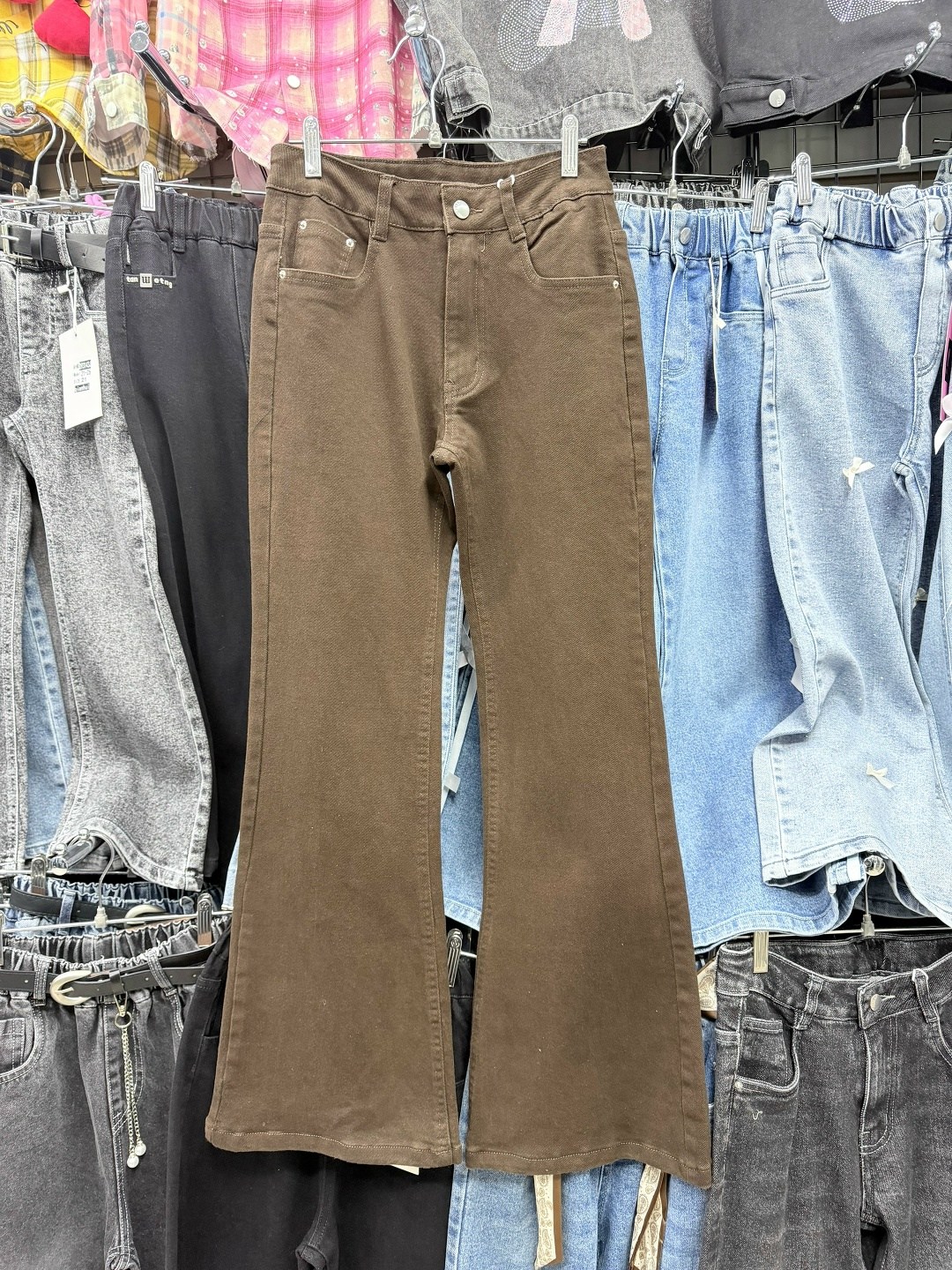 коричневые джинсы клеш женские,джинсы клеш женские,расклешенные джинсы,женские брюки клеш,коричневые джинсы женские