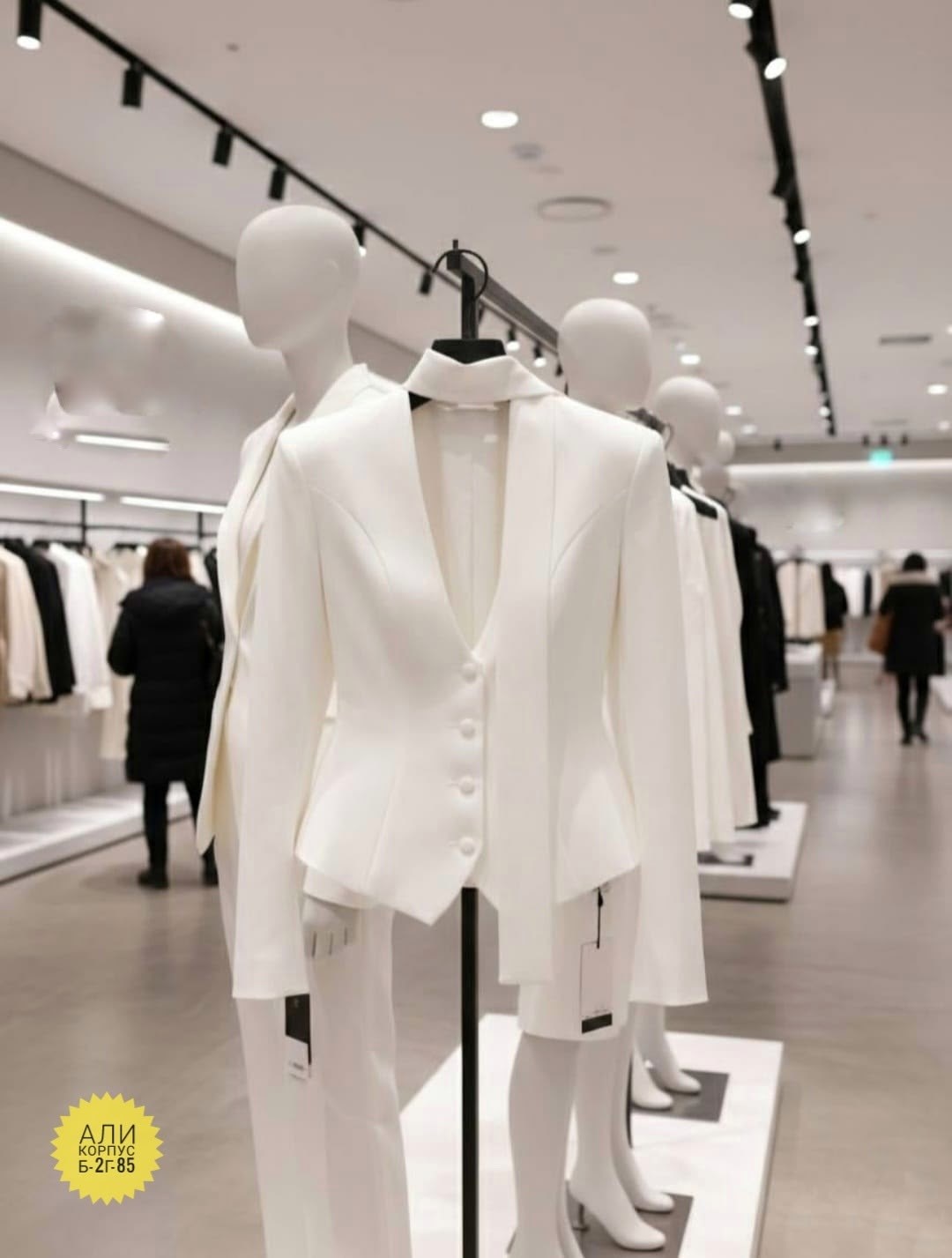 приталенный жакет с воротником-стойкой,жакет,коричневый костюм,приталенный жакет,женский пиджак