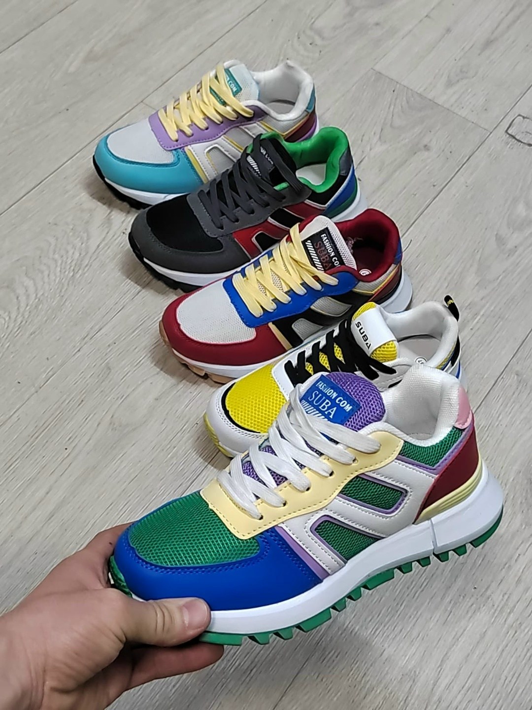 ,женские кроссовки,кроссовки яркие,кроссовки с разноцветной подошвой,цветные кроссовки