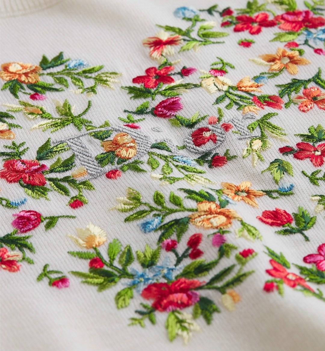 футболка с вышивкой,вышивка на футболке стиль,etro футболка с цветочной вышивкой белый,свитер с вышивкой,свитер для женщин