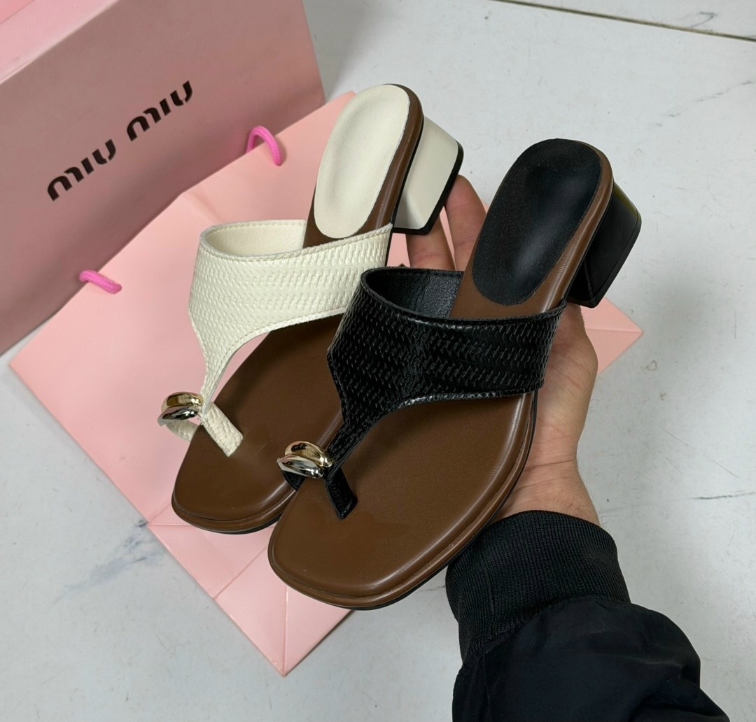 женские шлепанцы,,женские босоножки,модные шлепанцы,шлепанцы miu miu