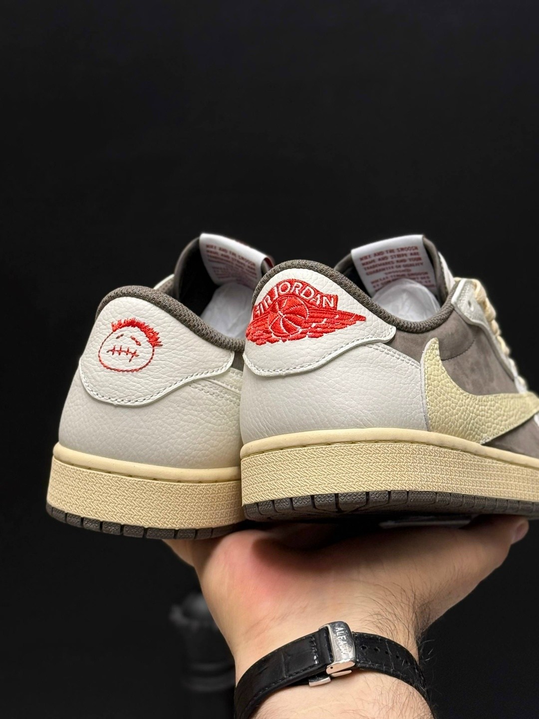 кроссовки nike air jordan 1 low x travis scott,nike air jordan 1 low travis scott,nike air jordan 1 low travis scott reverse mocha,кроссовки nike air jordan 1 x travis scott,кроссовки nike air jordan