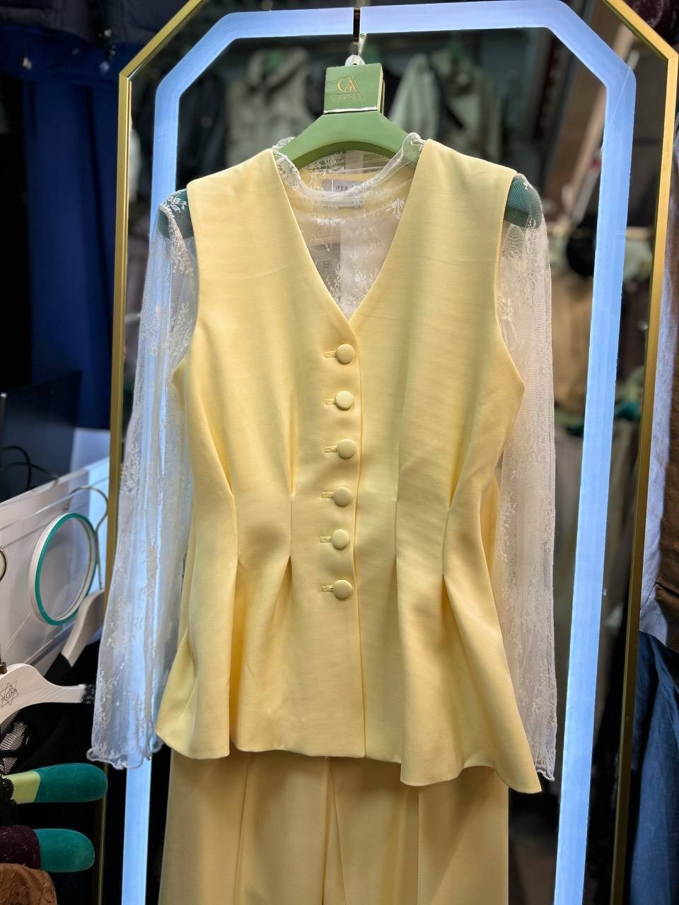 брючный костюм с жилеткой,классический жилет,жилетка женская,жилет,жилет желтый