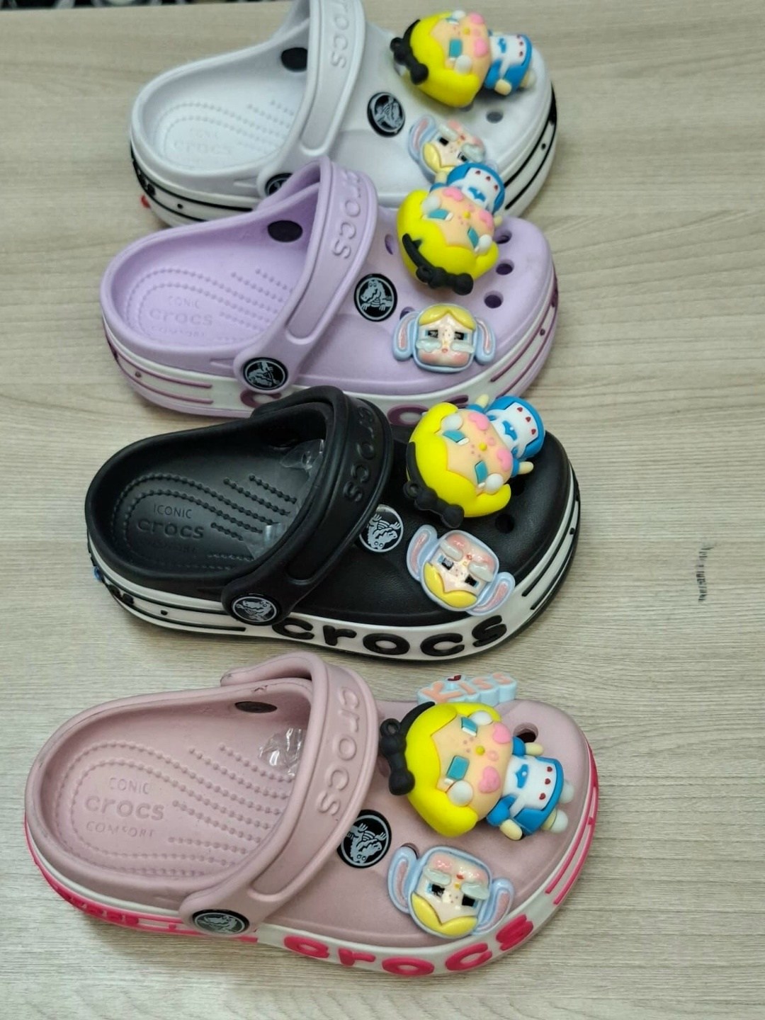 crocs jibbitz микки маус,кроксы с микки маусом,джибитсы крокс,crocs crocs,сабо crocs