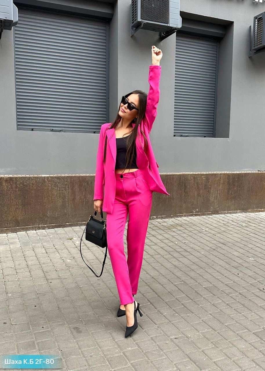 женский брючный костюм с пиджаком,брючный костюм с пиджаком,брючный костюм с укороченным пиджаком,малиновый брючный костюм,женский брючный костюм