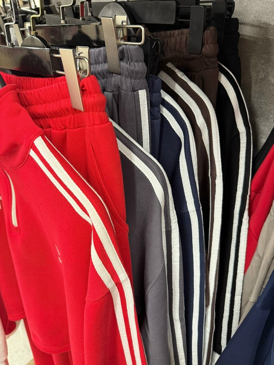 спортивный костюм adidas женский,стильный костюм с лампасами,костюм женский,спортивный костюм,костюм спортивный женский