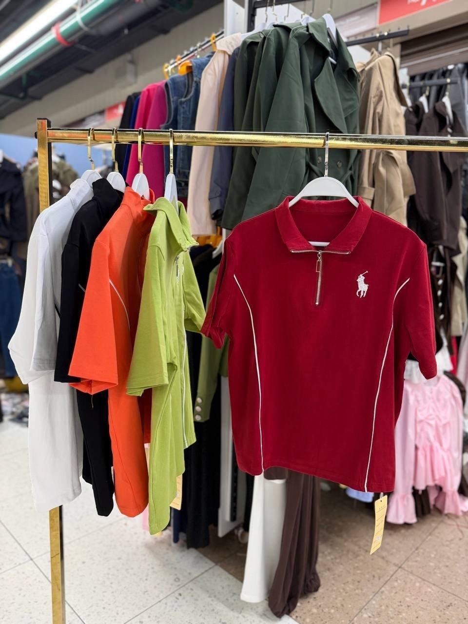 ,стильная футболка,футболка-поло на замке,поло футболка женская