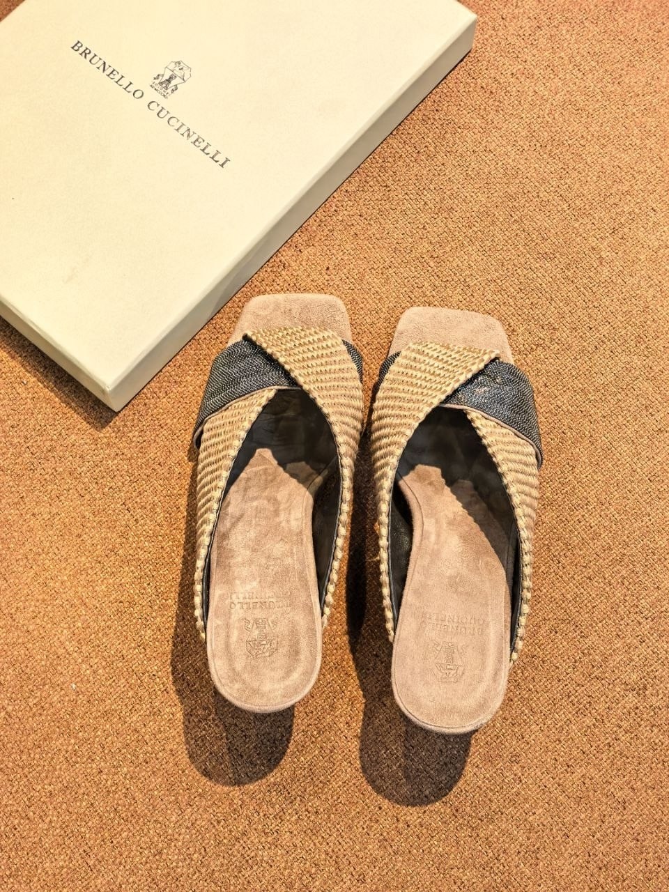 ,замшевые шлепанцы brunello cucinelli,босоножки на каблуках,женские шлепанцы,женская