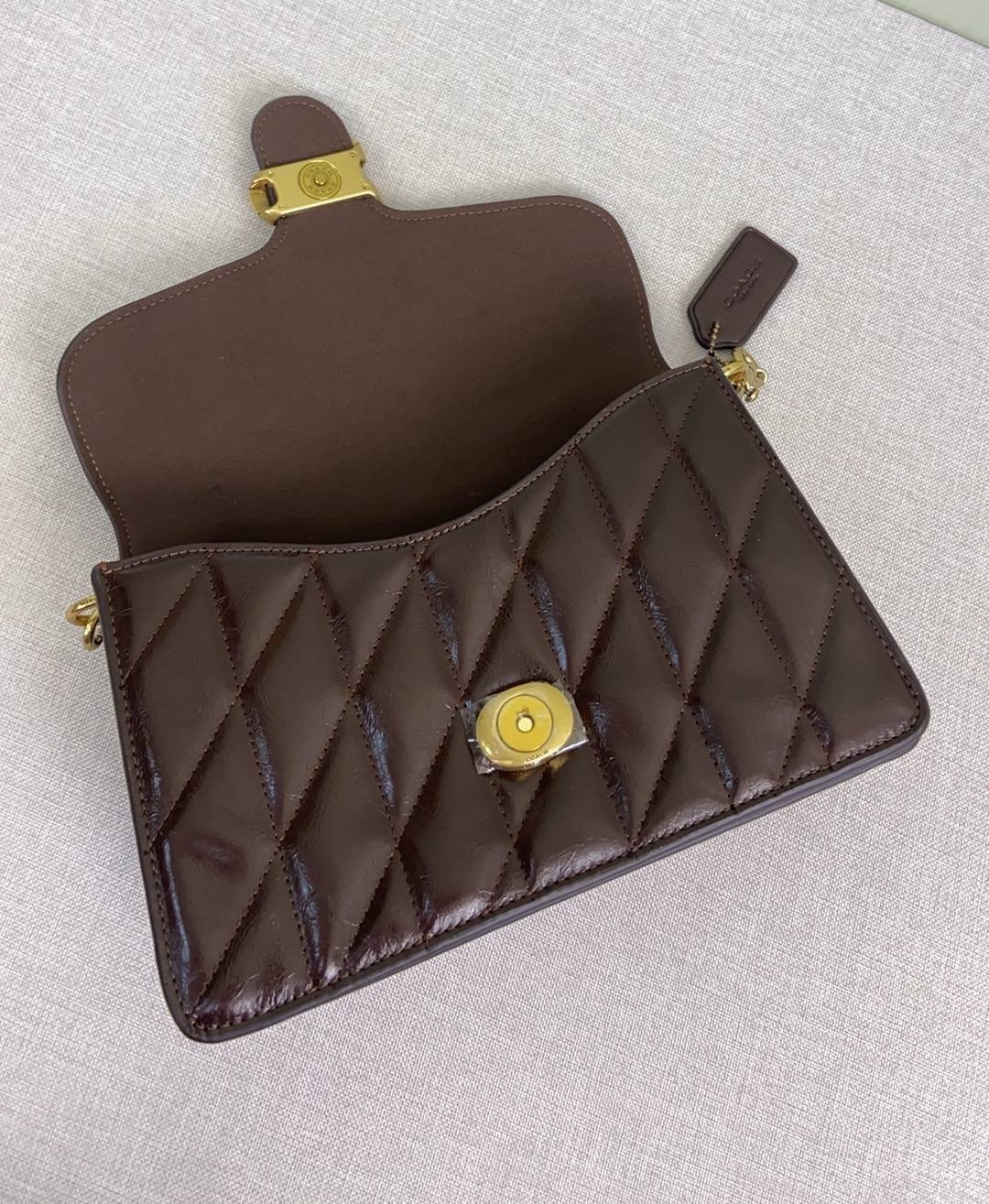 сумка coach женская,стеганая сумка через плечо 26 с цепочкой coach черный,стеганая кожаная сумка через плечо tabby 20 с цепочкой coach,сумка coach,сумка стеганая