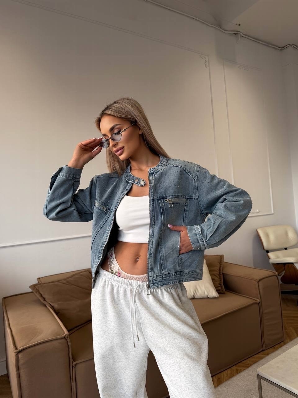 одежда кэжуал,джинсовая куртка,спортивные брюки,мода модная