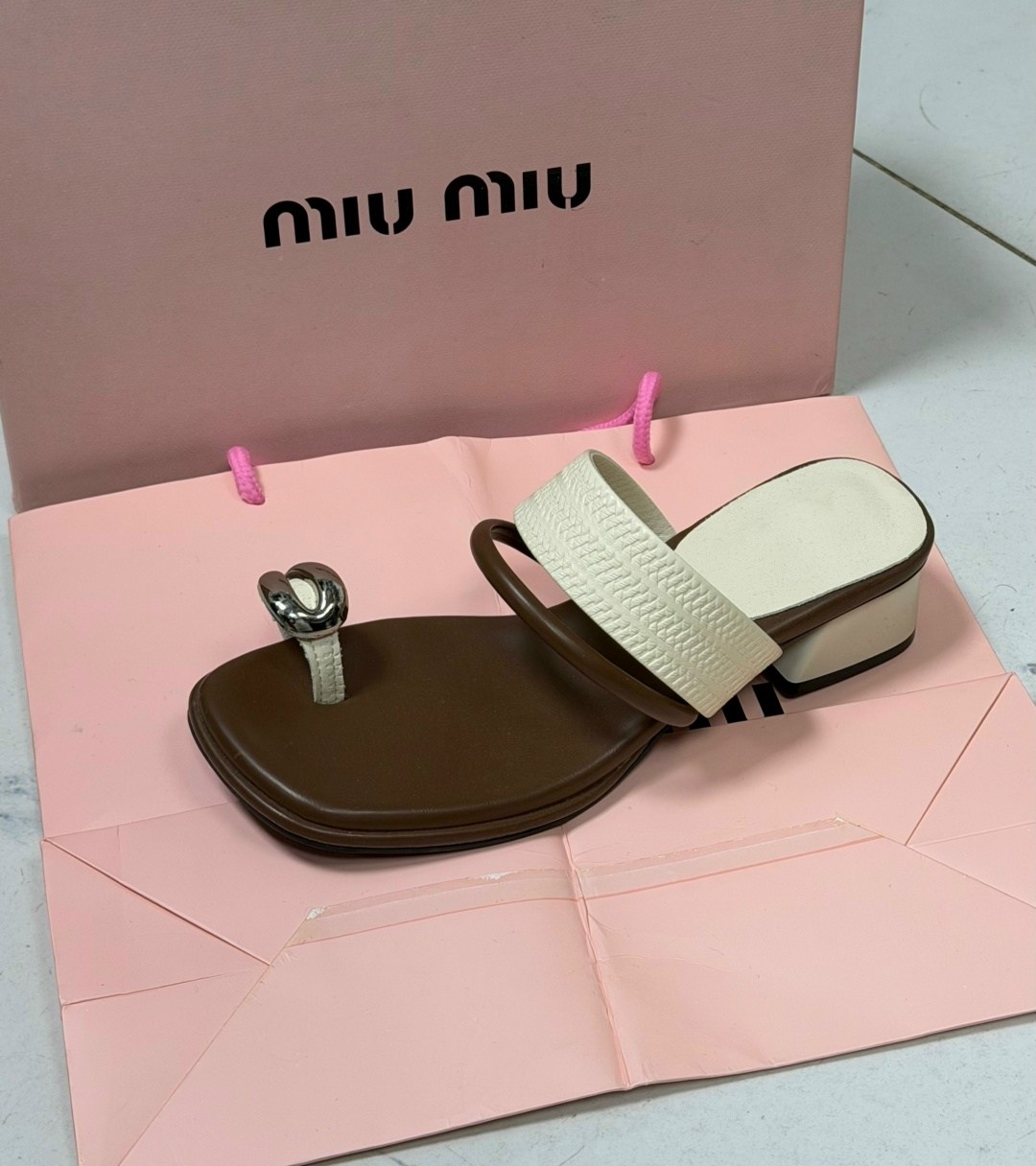 женские шлепанцы,,женские босоножки,модные шлепанцы,шлепанцы miu miu