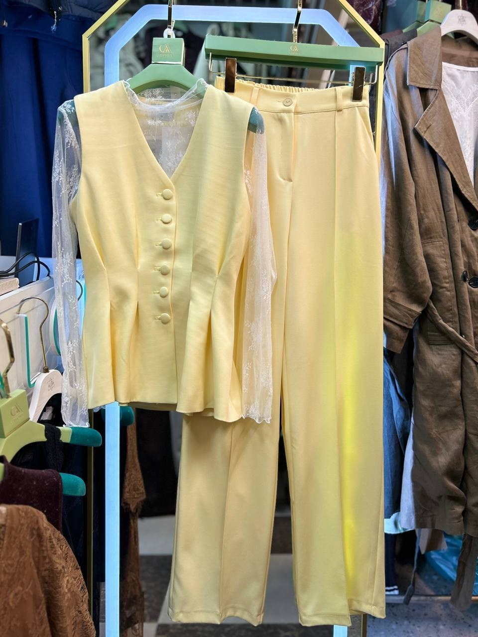брючный костюм с жилеткой,классический жилет,жилетка женская,жилет,жилет желтый