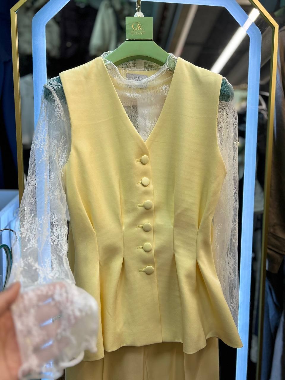 брючный костюм с жилеткой,классический жилет,жилетка женская,жилет,жилет желтый