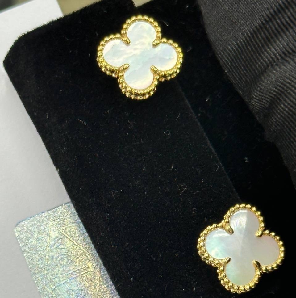 серьги клевер четырехлистный золото,серьги van cleef arpels,серьги из четырехлистного клевера van cleef,модные серьги с четырехлистным клевером из циркония,серьги van cleef arpels alhambra