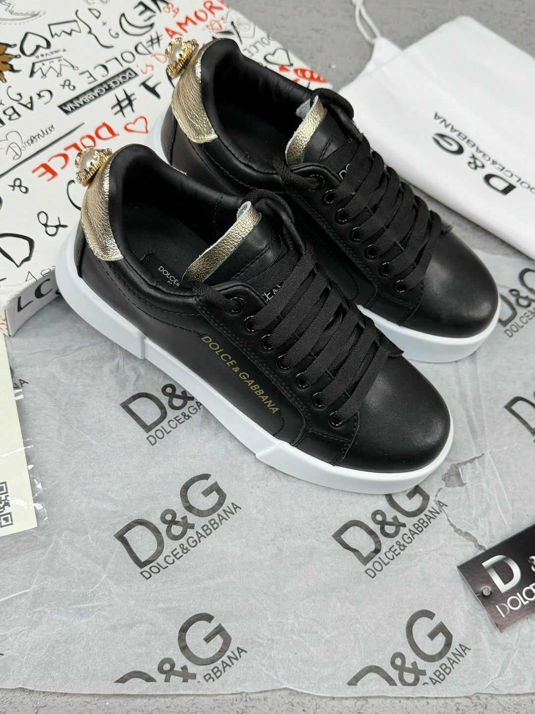 кожаные кроссовки белого цвета dolce & gabbana portofino,кроссовки дольче габбана женские белые,кроссовки dolce & gabbana,дольче габбана кроссовки женские оригинал,кеды дольче габбана мужские белые