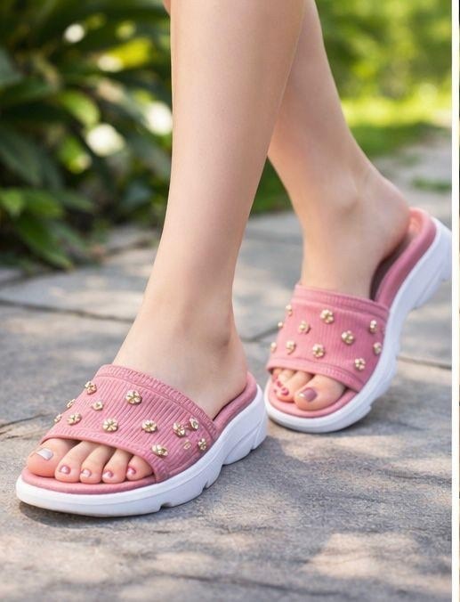 ,модные сандалии,босоножки с клепками на платформе,модные шлепанцы,босоножки с заклепками