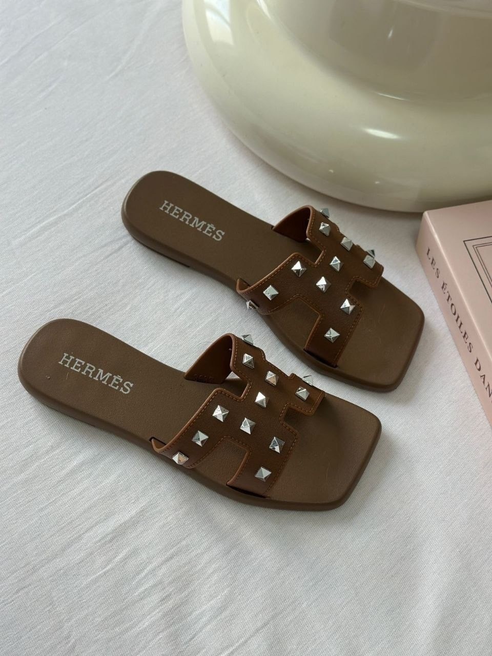 женские шлепанцы,,шлепки женские модные,модные шлепанцы,сандалии модные