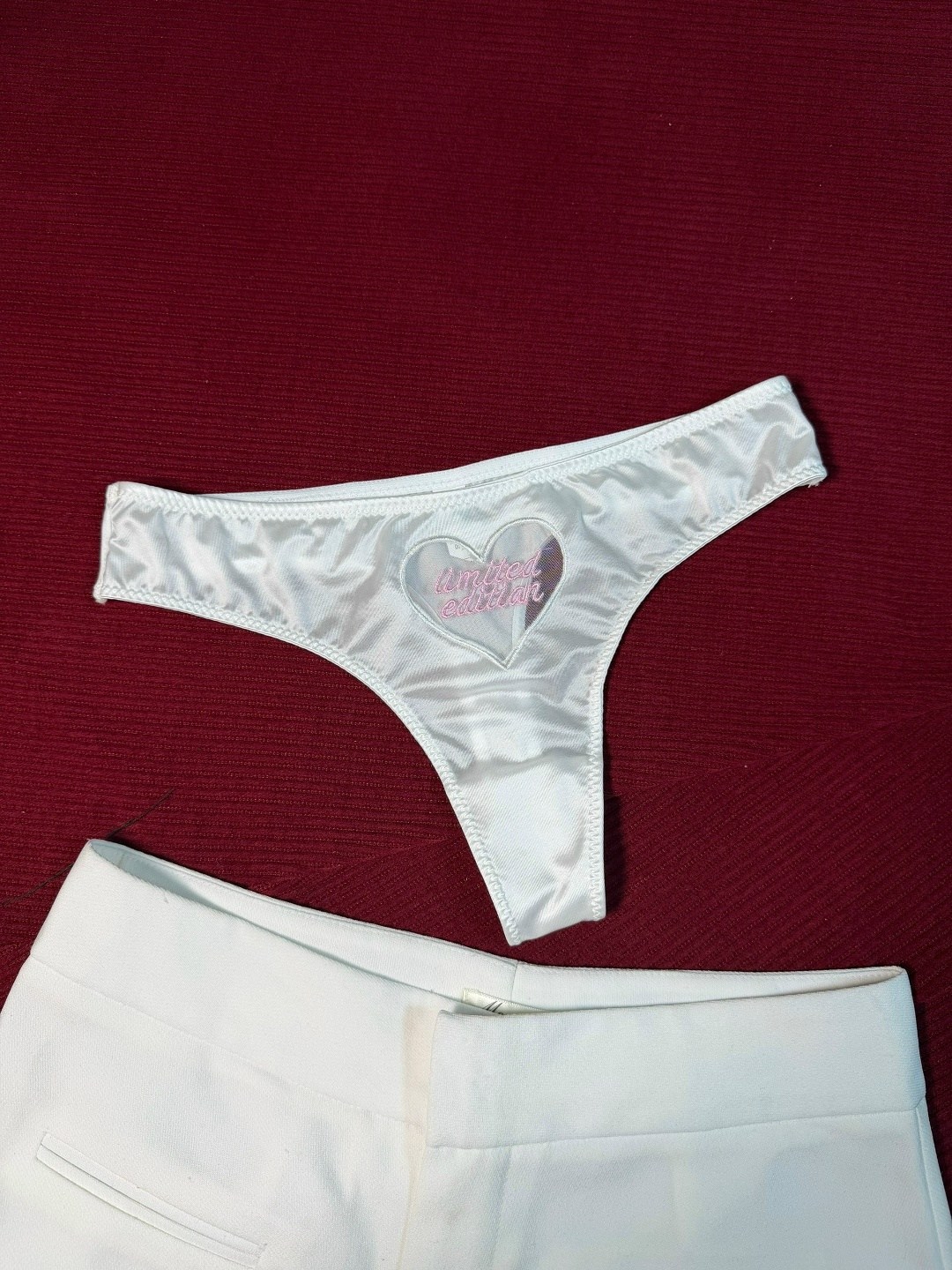 женские трусы стринги,стринги victoria's secret со стразами,трусы виктория сикрет оригинал,женские трусы красные,женские трусики