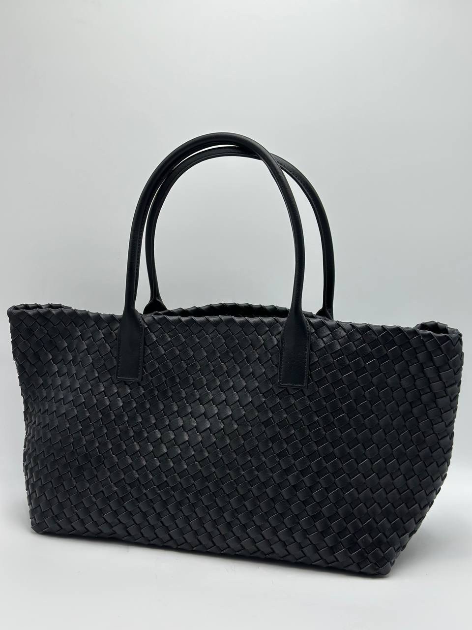 сумка bottega veneta,сумка женская bottega veneta,плетеная сумка,сумка боттега венета,кожаная сумка bottega veneta cabat черная