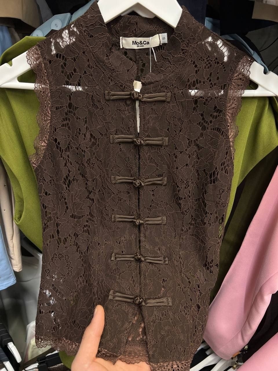 вязаный жилет,кружевная блузка,блузка кружева,жилет на пуговицах,женская блузка