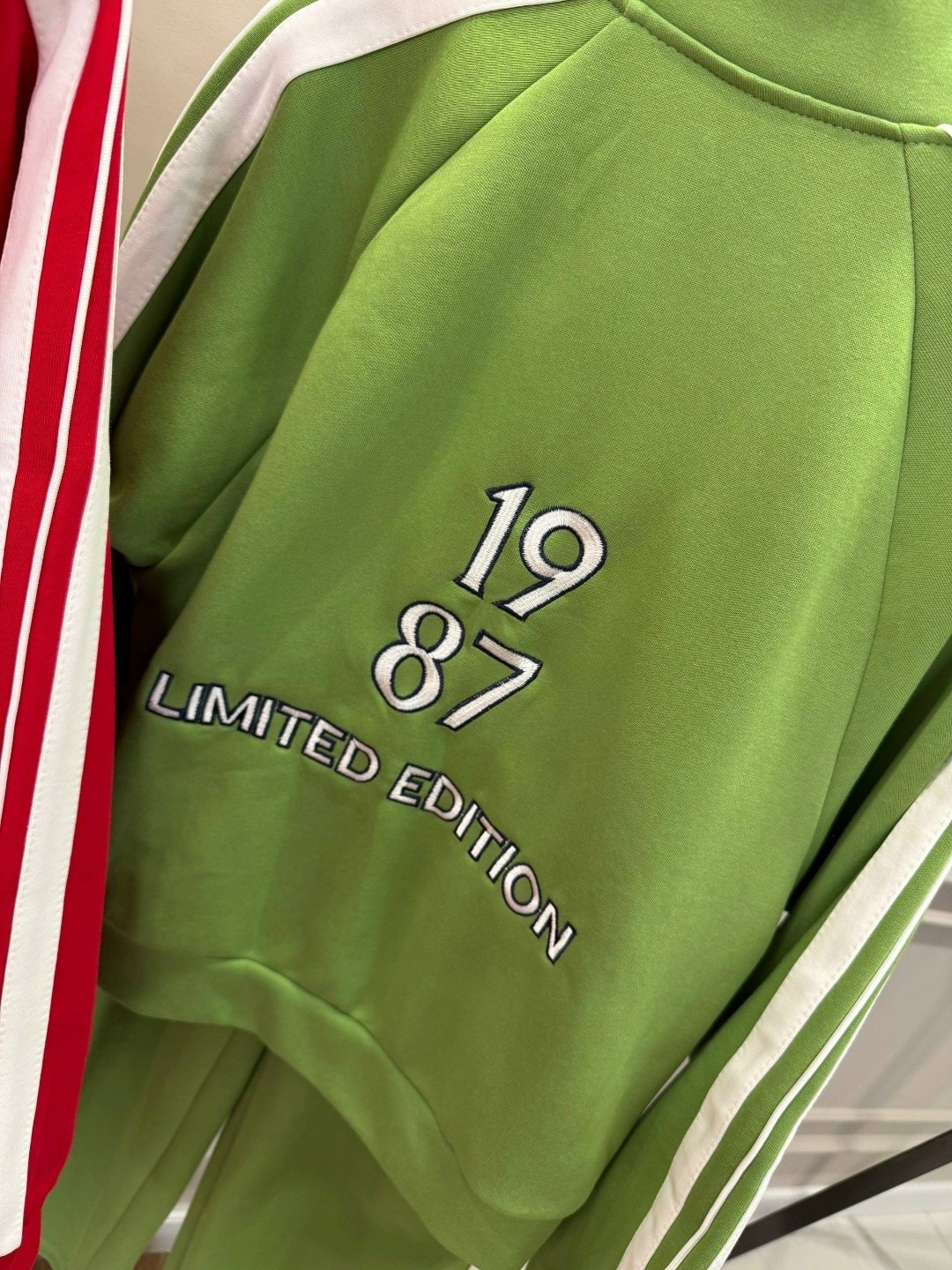 женские костюмы спортивные,красные спортивные костюмы,спортивный костюм,спортивный костюм miu miu,костюм модный