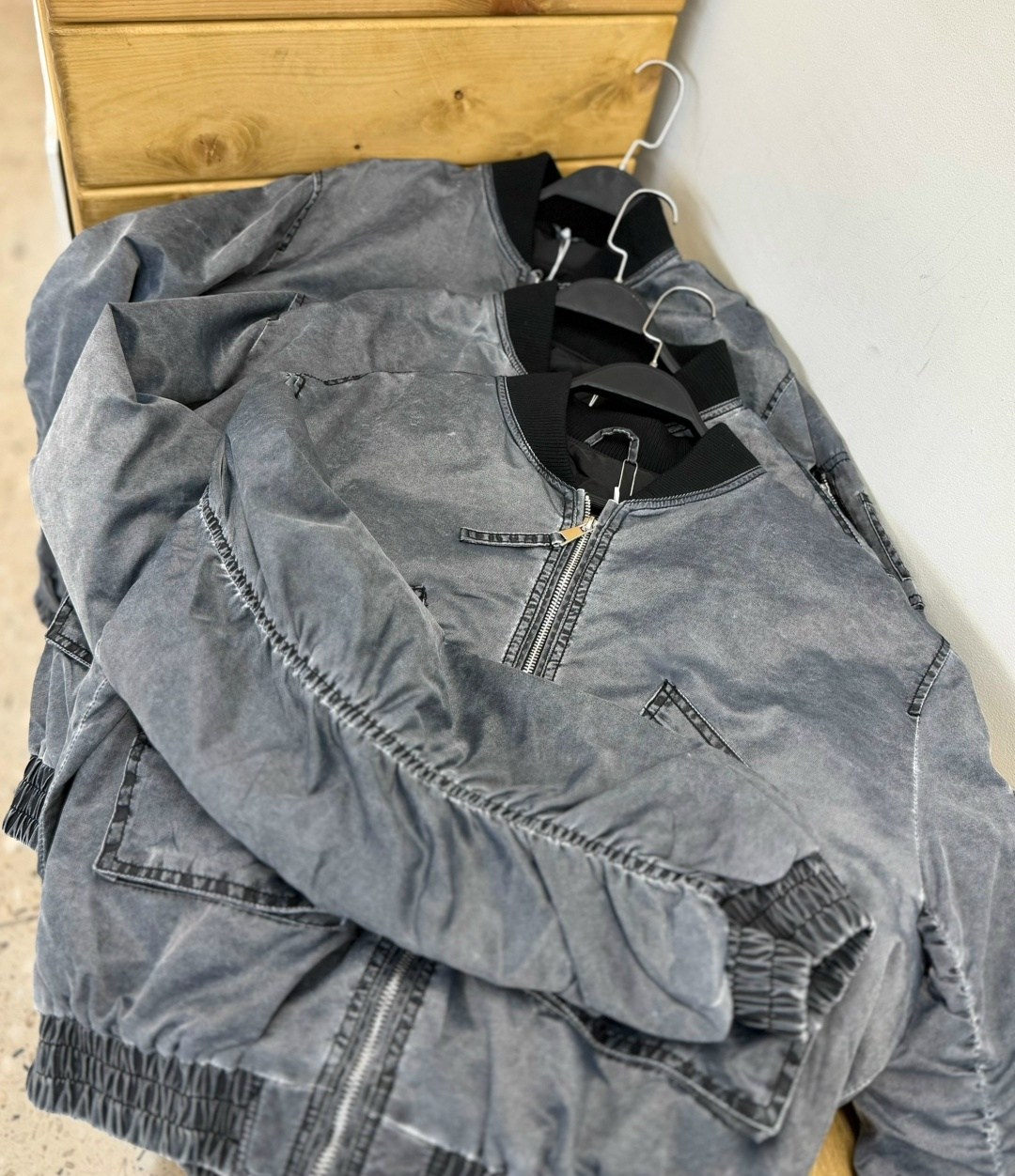 куртка бомбер,куртка бомбер кожаная,бомбер женский,куртка женская серая