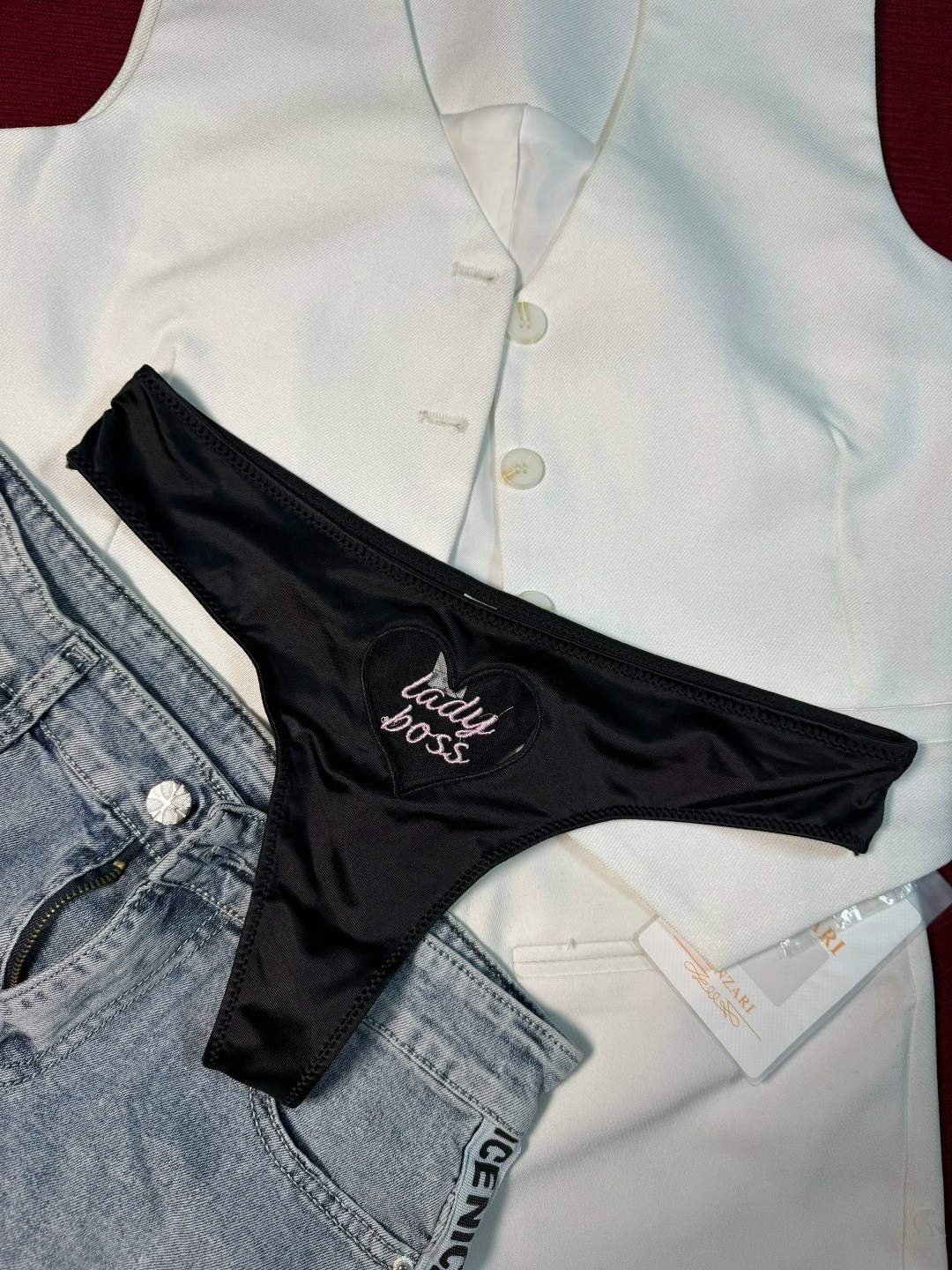 женские трусы стринги,стринги victoria's secret со стразами,трусы виктория сикрет оригинал,женские трусы красные,женские трусики