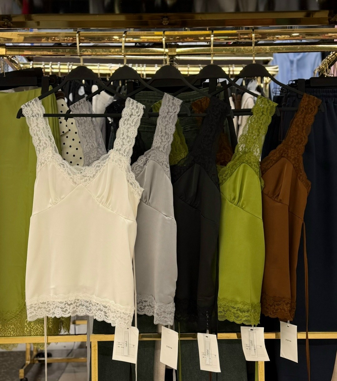 шелковый топ с кружевом,топ с кружевом,майка с кружевами,шелковый топ,женский топ с кружевом бежевый цвет