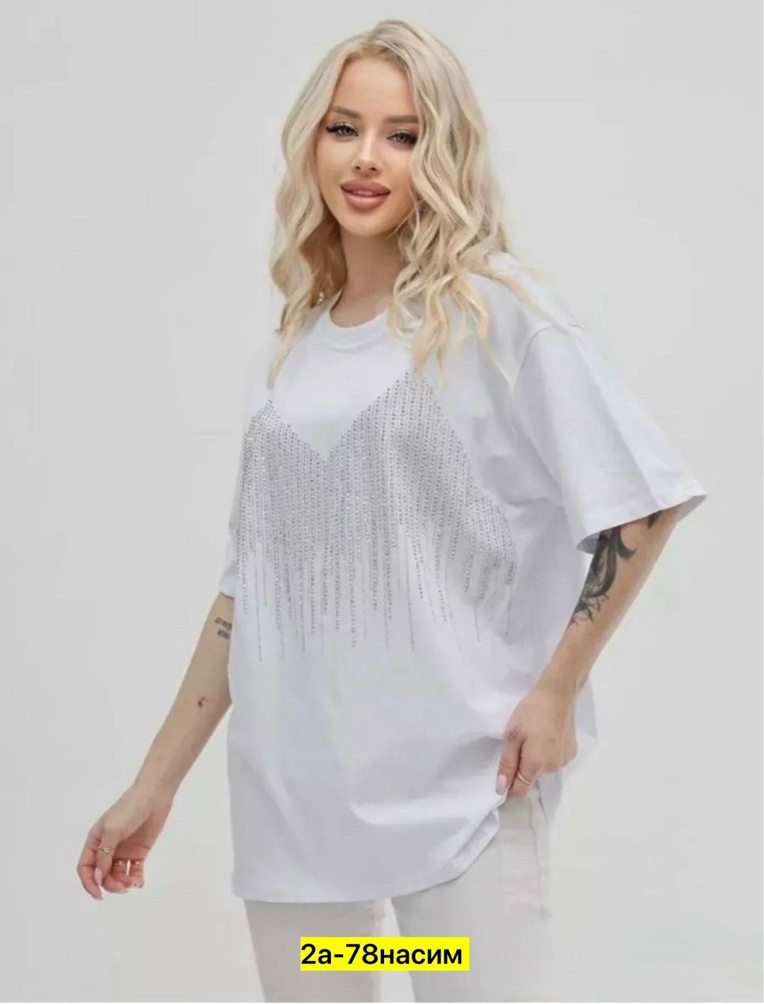 женская футболка оверсайз со стразами белого цвета,футболка oversize со стразами,футболка на стиле oversize со стразами,футболка женская со стразами оверсайз,футболка свободного кроя со стразами для ж