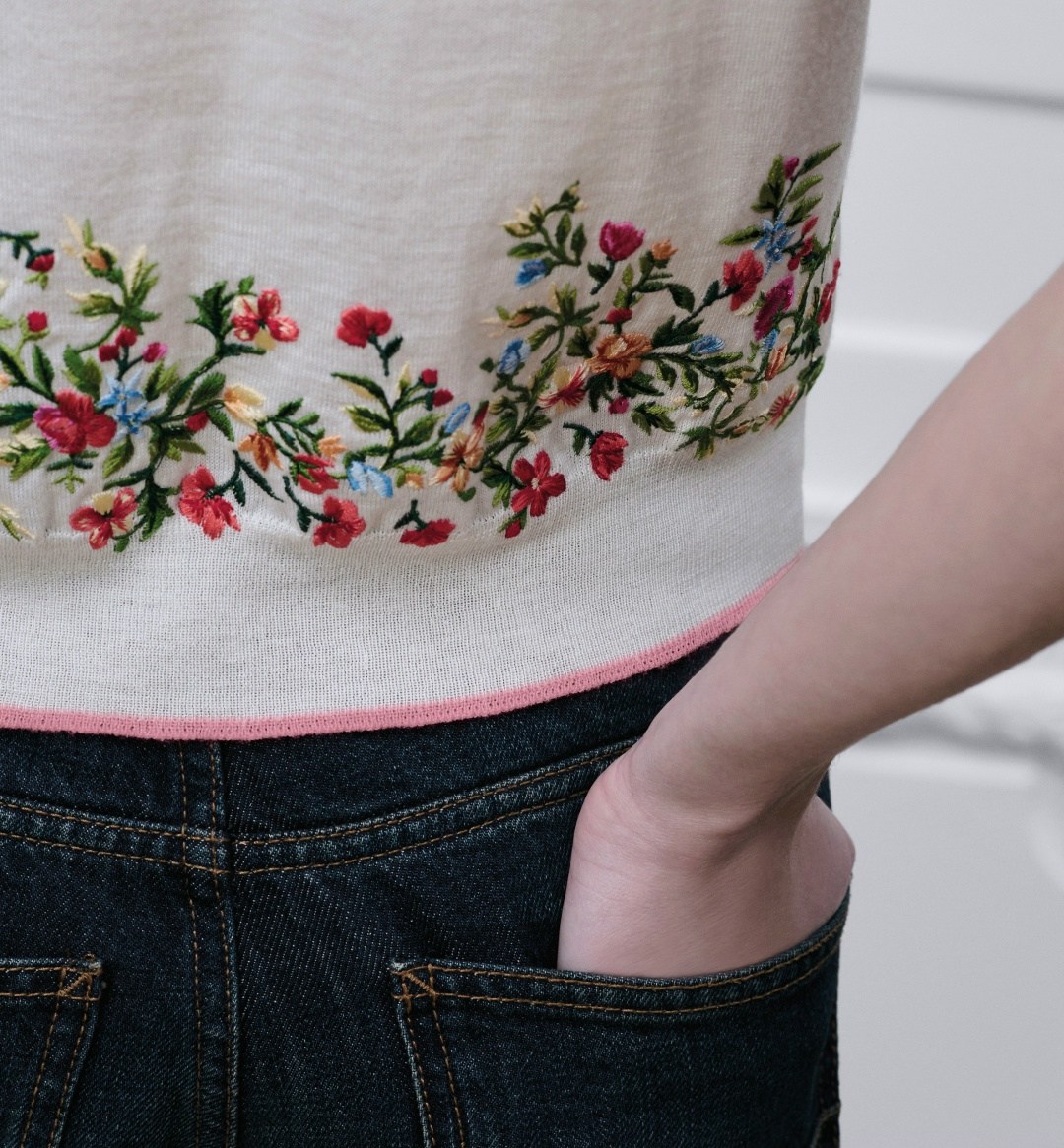 футболка с вышивкой,вышивка на футболке стиль,etro футболка с цветочной вышивкой белый,свитер с вышивкой,свитер для женщин