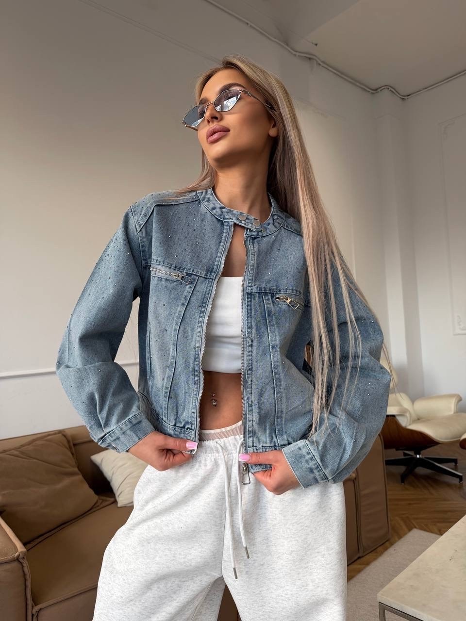 одежда кэжуал,джинсовая куртка,спортивные брюки,мода модная