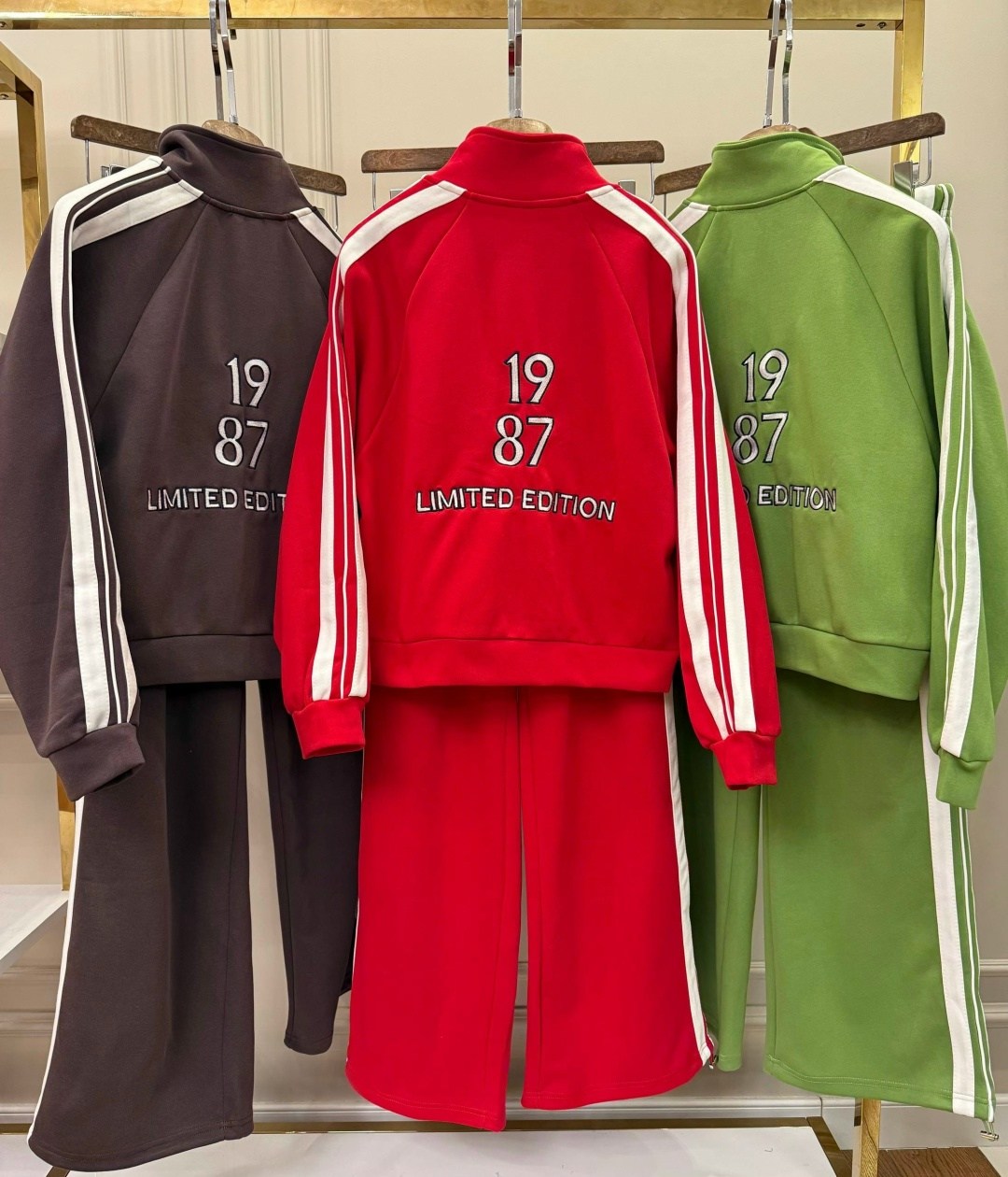 женские костюмы спортивные,красные спортивные костюмы,спортивный костюм,спортивный костюм miu miu,костюм модный