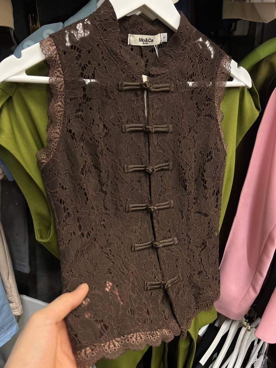 вязаный жилет,кружевная блузка,блузка кружева,жилет на пуговицах,женская блузка