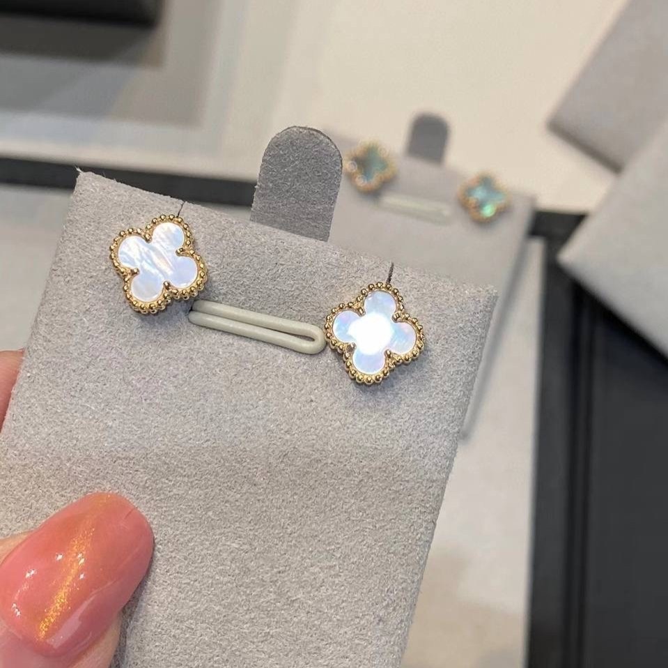 серьги клевер четырехлистный золото,серьги van cleef arpels,серьги из четырехлистного клевера van cleef,модные серьги с четырехлистным клевером из циркония,серьги van cleef arpels alhambra