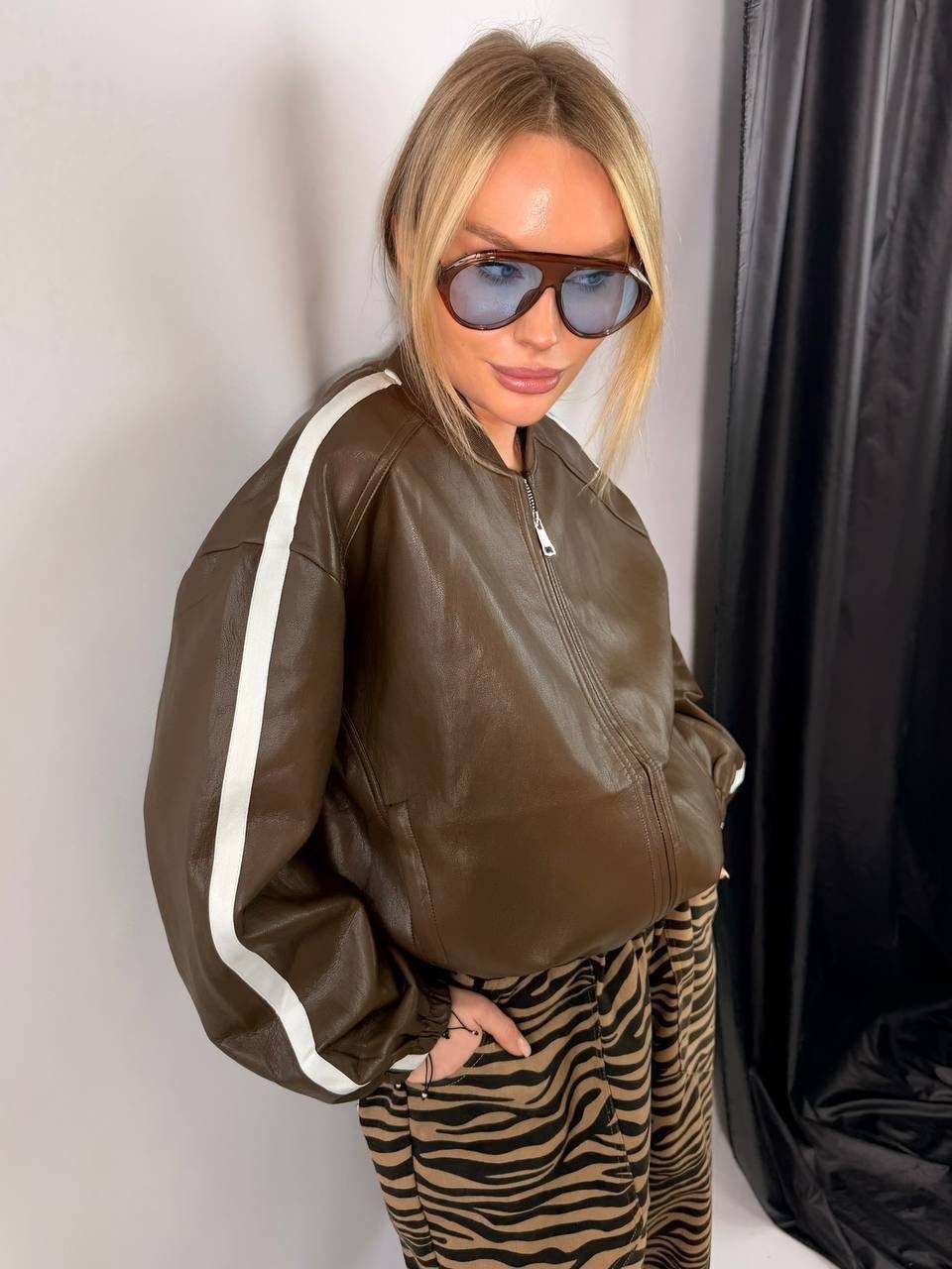 куртка-бомбер из экокожи,куртка бомбер женская,бомбер кожаный,кожаная куртка,куртка бомбер из экокожи emberens