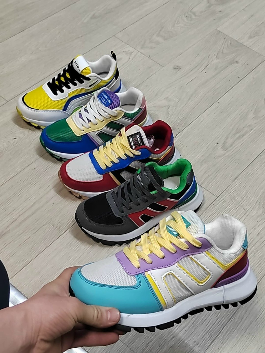 ,женские кроссовки,кроссовки яркие,кроссовки с разноцветной подошвой,цветные кроссовки
