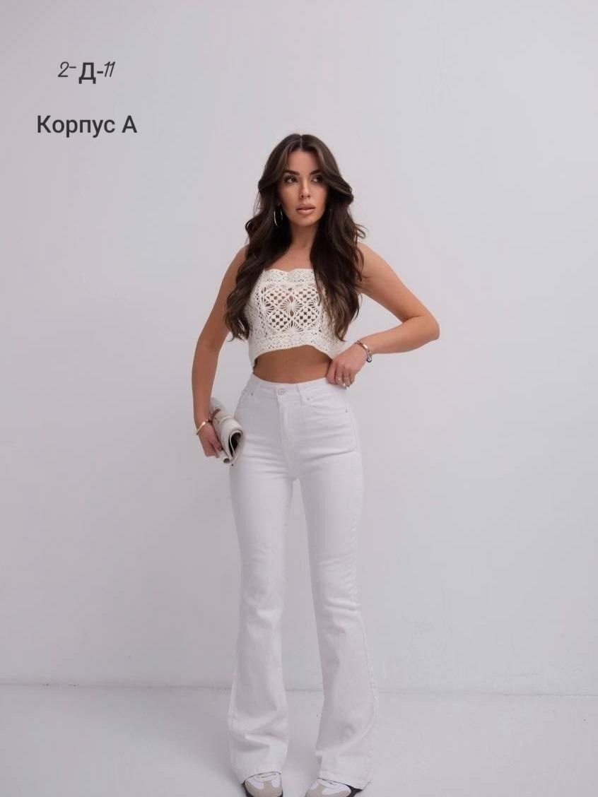 белые джинсы клеш от колена,белые джинсы клеш,джинсы белые,женские джинсы клеш,джинсы клеш