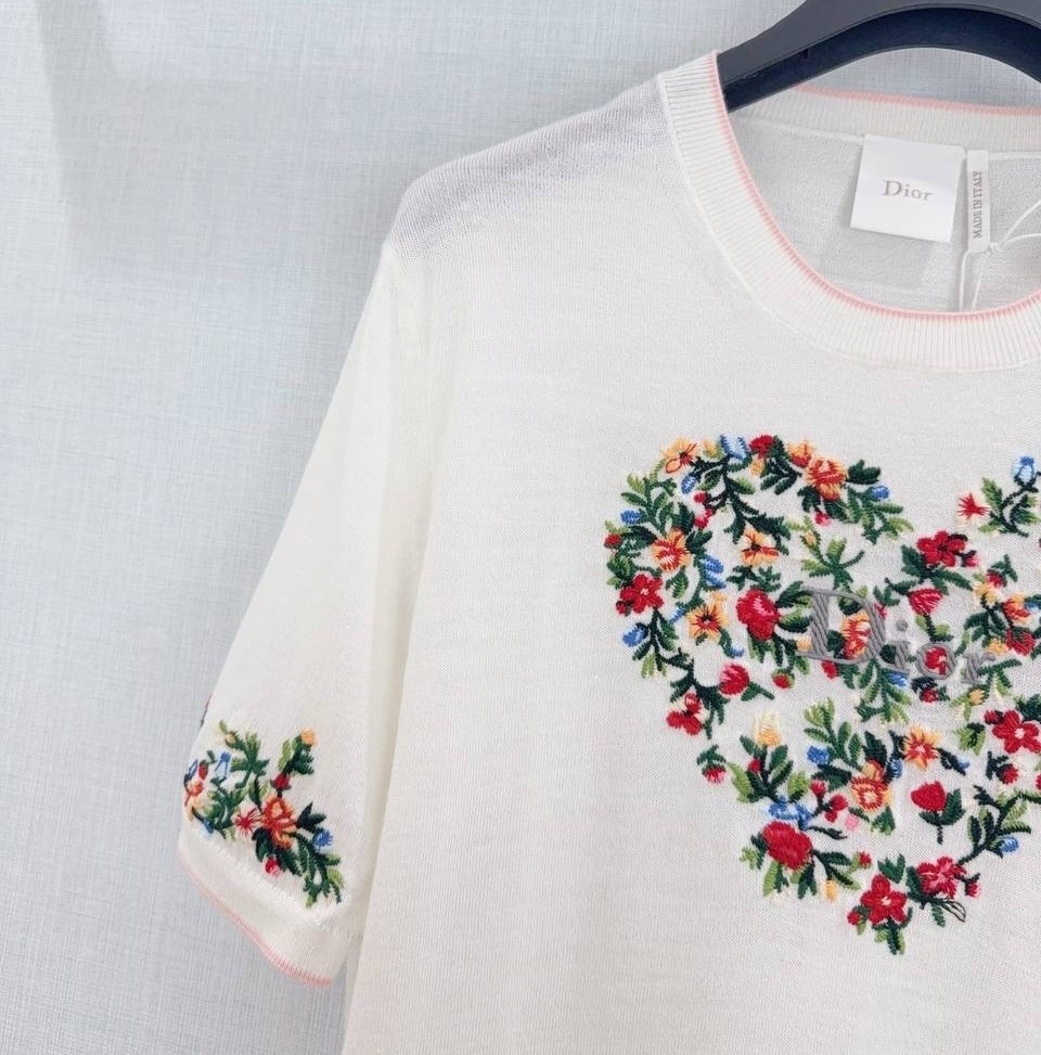 футболка с вышивкой,вышивка на футболке стиль,etro футболка с цветочной вышивкой белый,свитер с вышивкой,свитер для женщин