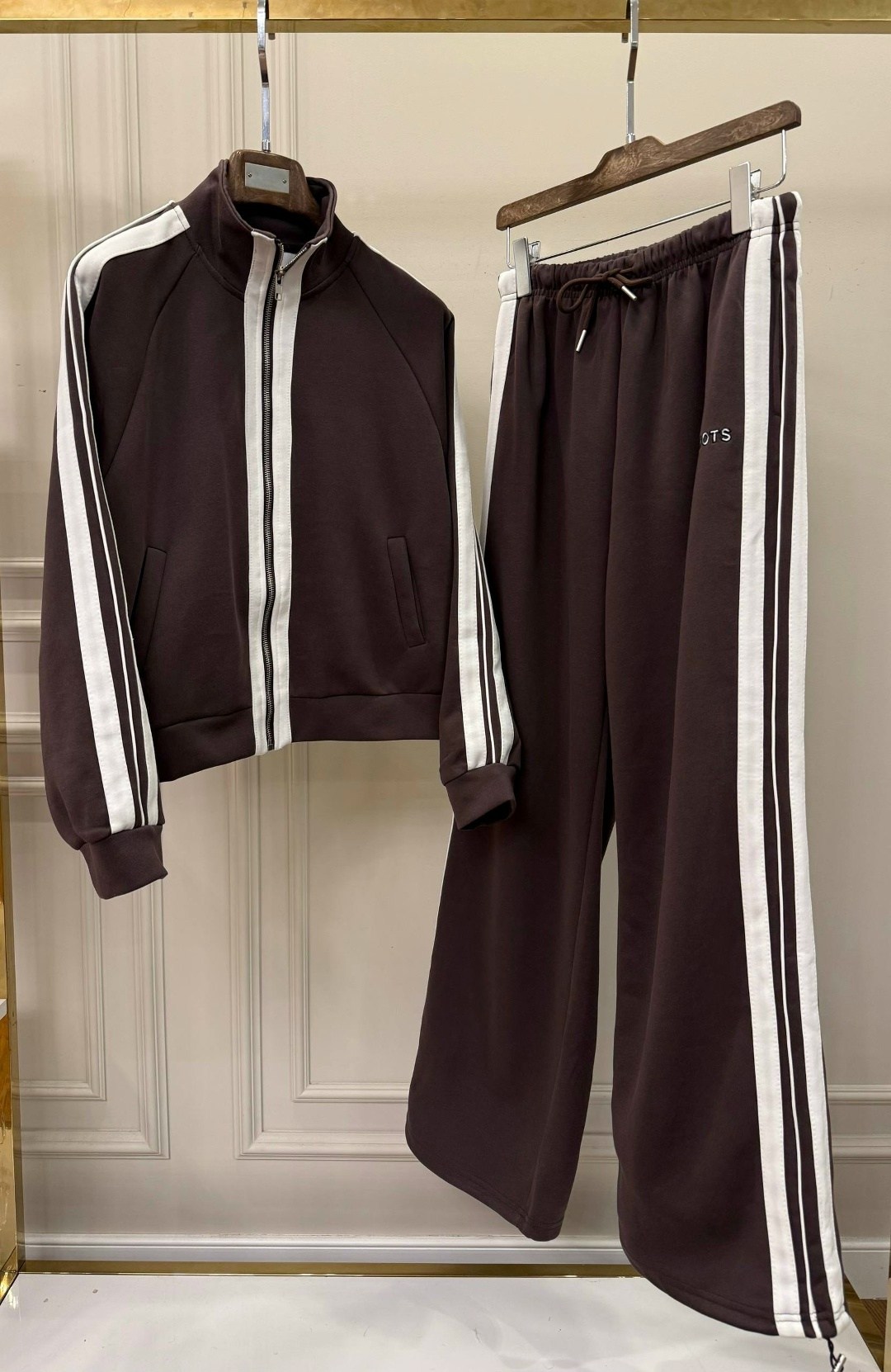 женские костюмы спортивные,красные спортивные костюмы,спортивный костюм,спортивный костюм miu miu,костюм модный