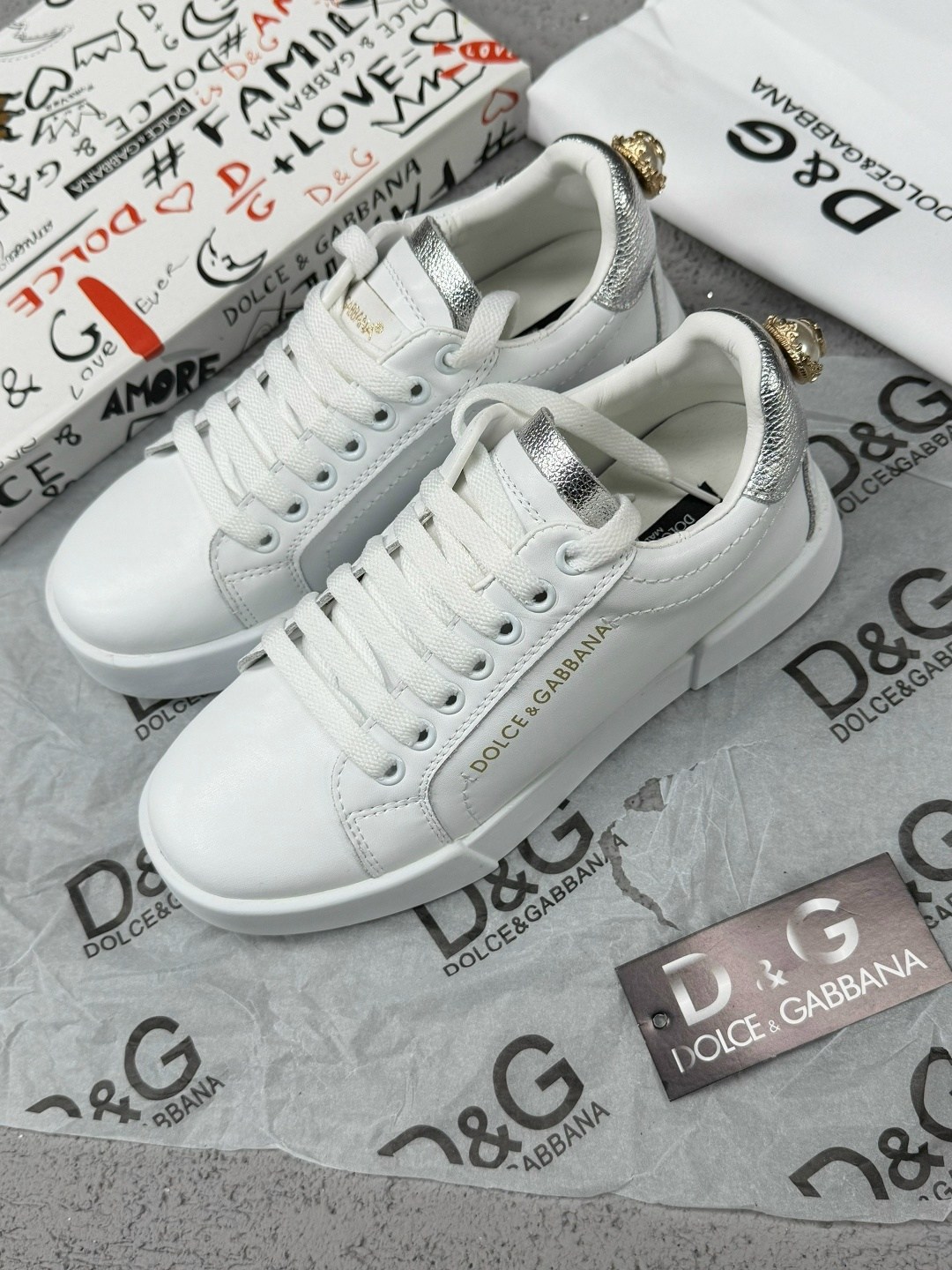 кожаные кроссовки белого цвета dolce & gabbana portofino,кроссовки дольче габбана женские белые,кроссовки dolce & gabbana,дольче габбана кроссовки женские оригинал,кеды дольче габбана мужские белые