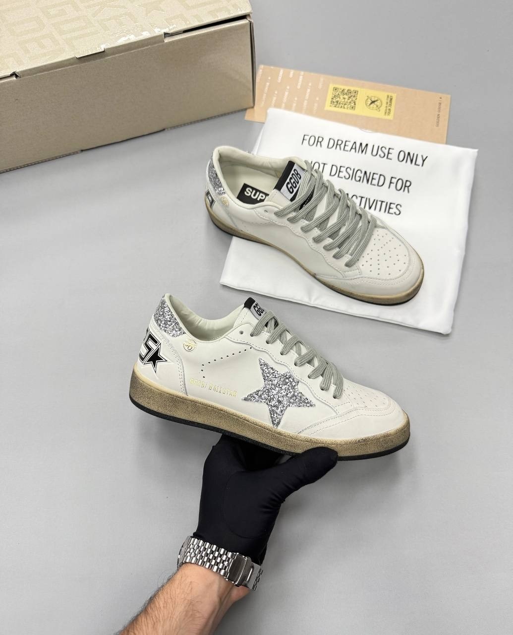 кеды golden goose,кроссовки golden goose,golden goose кеды ball star с блестками белый,golden goose кеды ball star с эффектом потертости белый,golden goose deluxe brand белые кожаные кеды