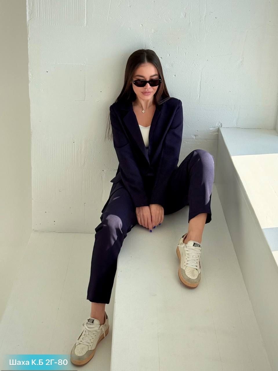 женский брючный костюм с пиджаком,брючный костюм с пиджаком,брючный костюм с укороченным пиджаком,малиновый брючный костюм,женский брючный костюм