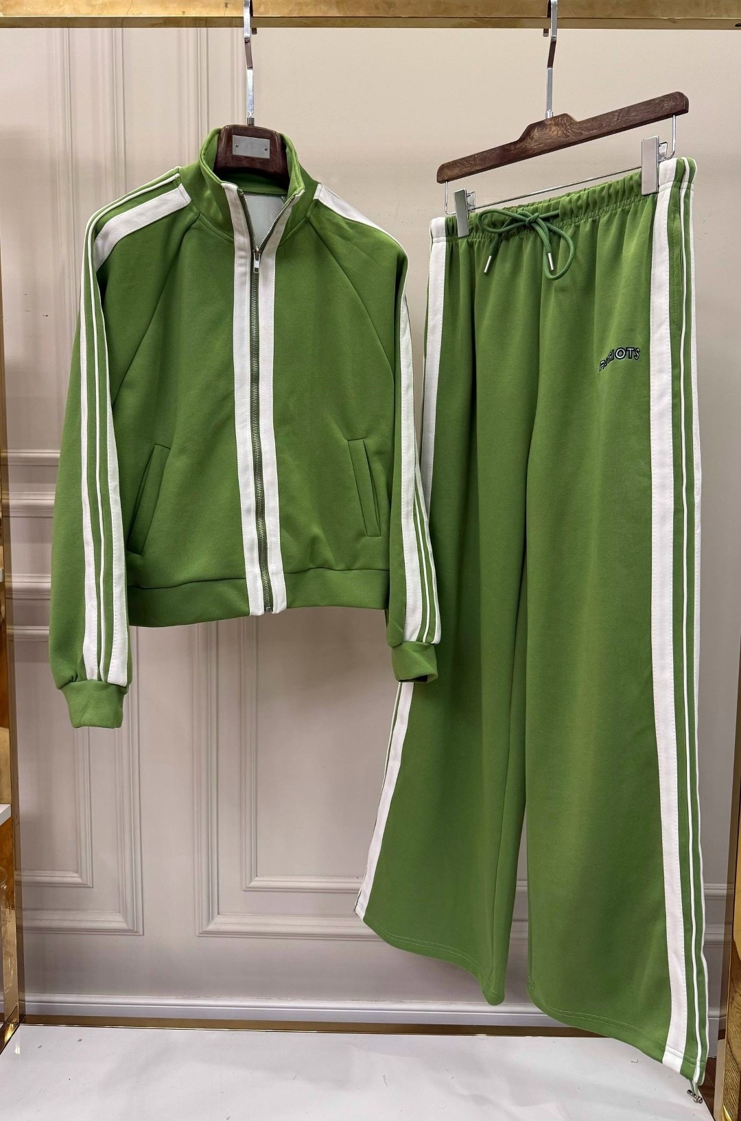 женские костюмы спортивные,красные спортивные костюмы,спортивный костюм,спортивный костюм miu miu,костюм модный