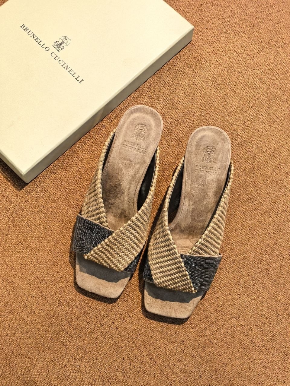 ,замшевые шлепанцы brunello cucinelli,босоножки на каблуках,женские шлепанцы,женская