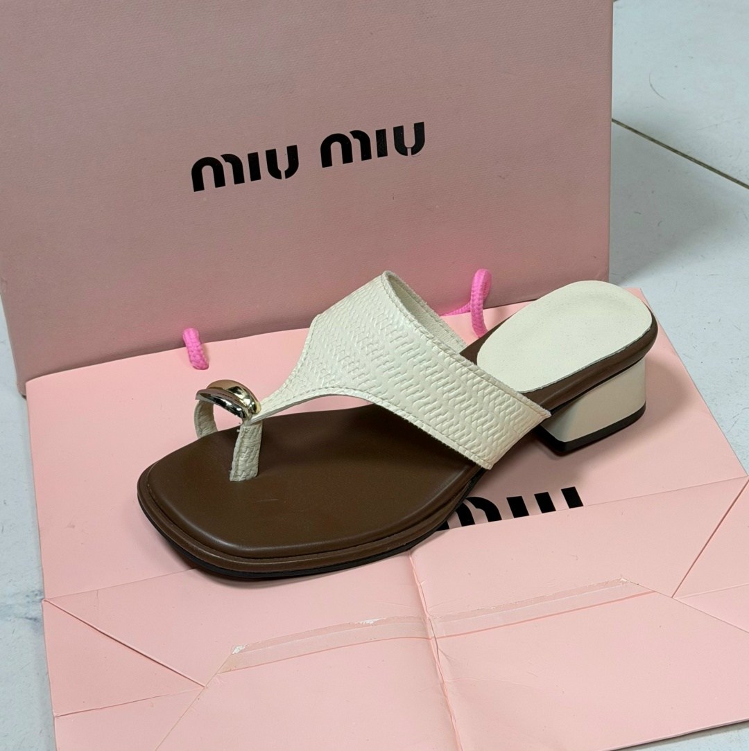 женские шлепанцы,,женские босоножки,модные шлепанцы,шлепанцы miu miu