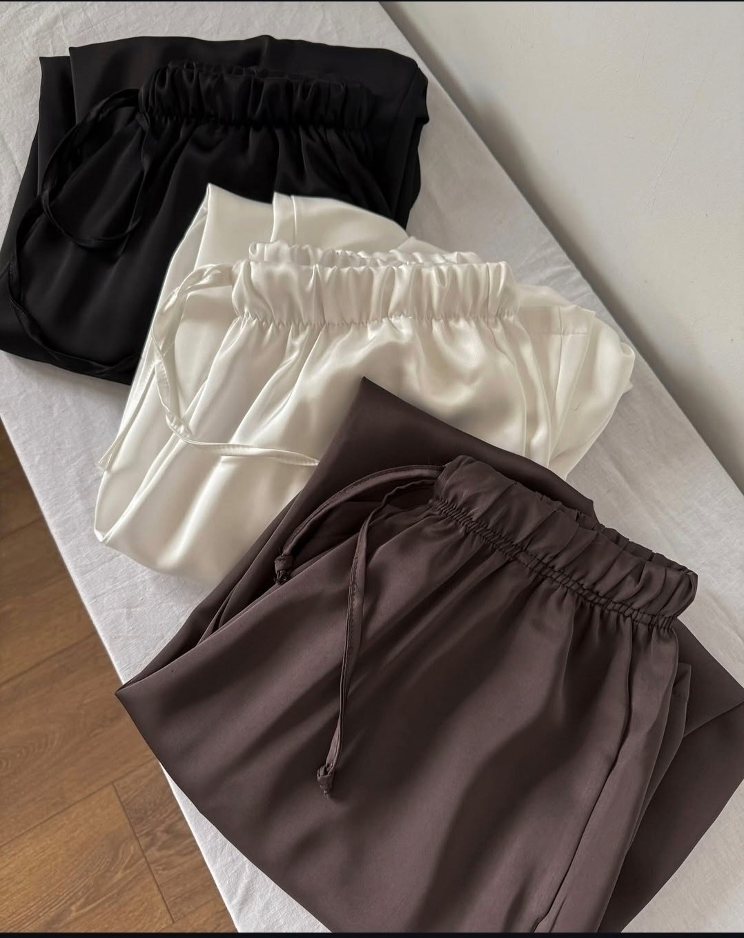 атласные брюки,шелковые брюки,брюки свободного кроя,брюки с широкими штанинами,повседневные брюки